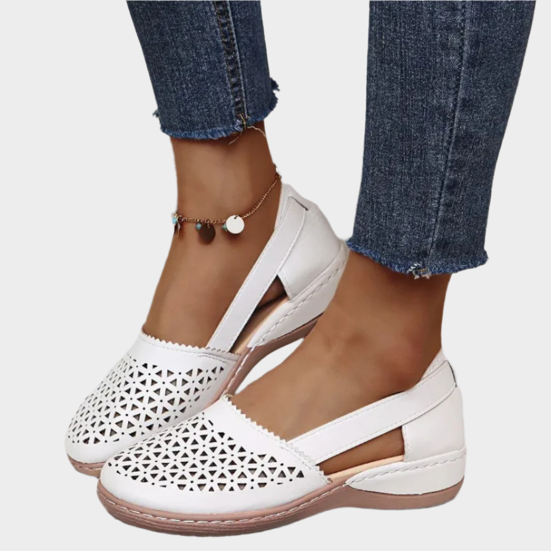 Anatomické kožené baleríny s výřezy a páskem